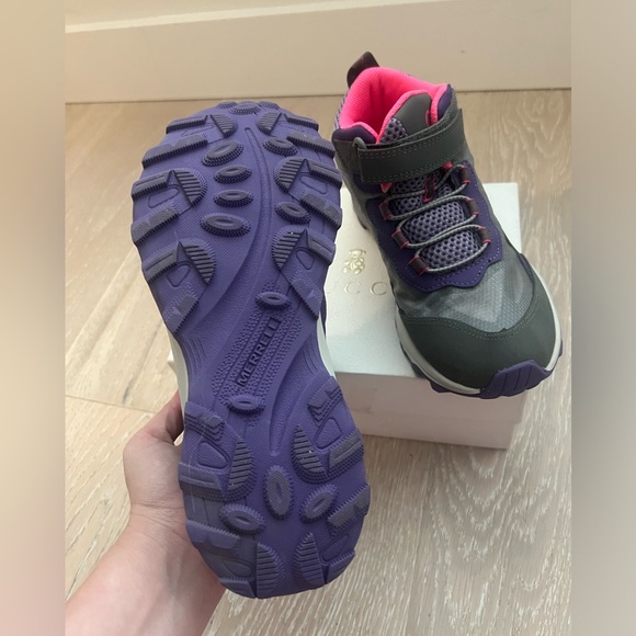 Kids Merrel water proof hiking shoe pink purple - Picture 3 of 4